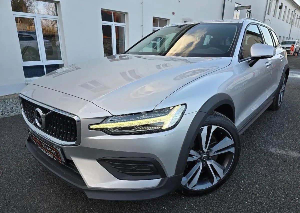 Volvo V60 – 2021, 140 000 km