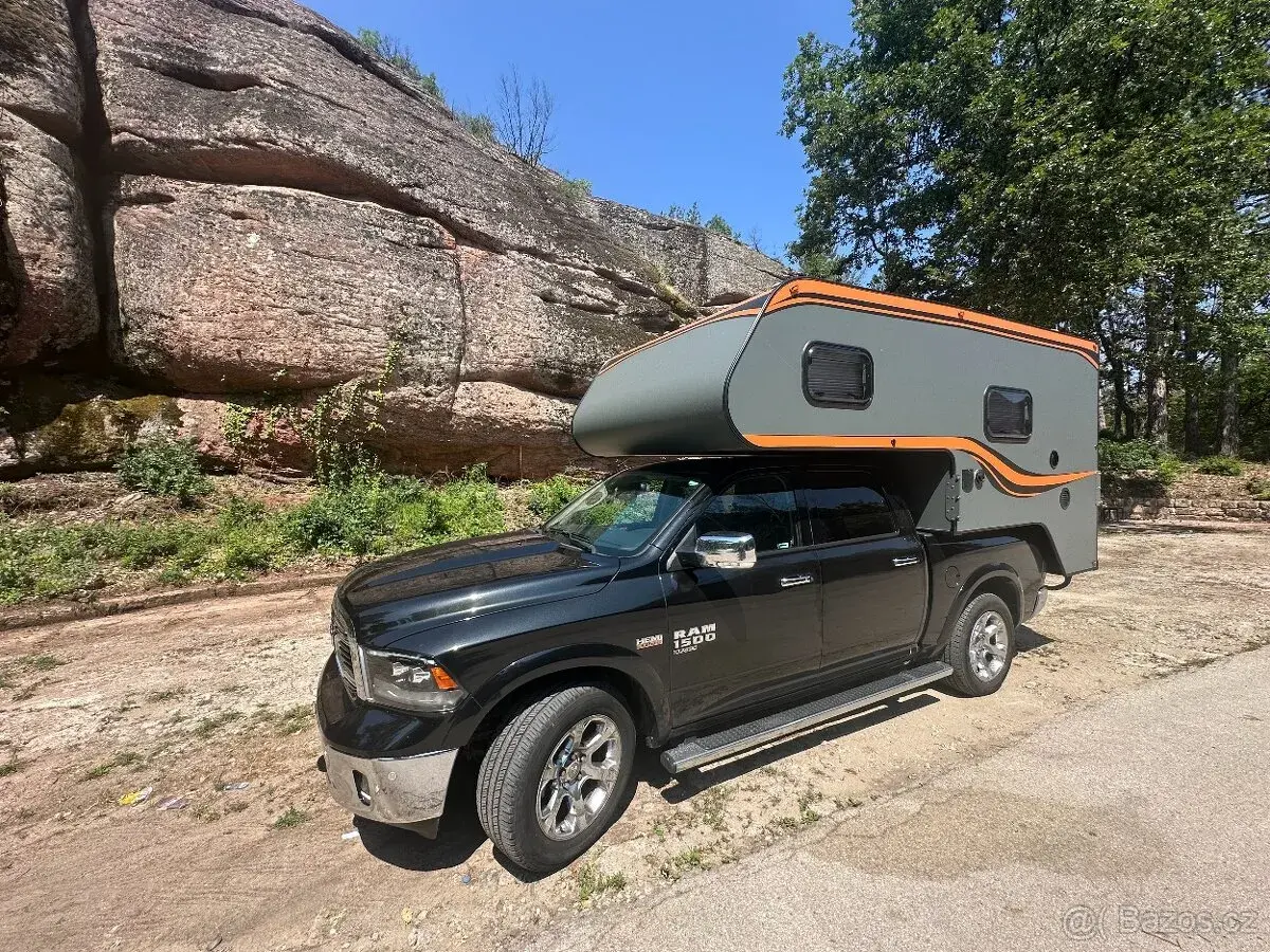 Obytnou nástavbu Wildcamper + Ram 1500 5,7 Hemi