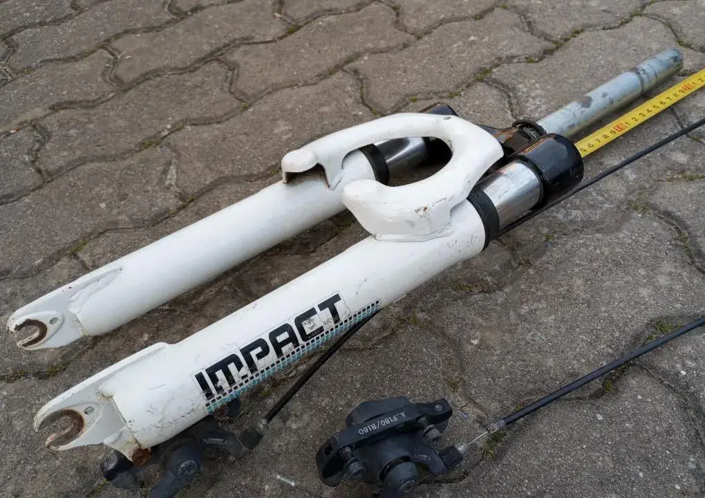odpružená vidlice 24, brzdy, řidítka