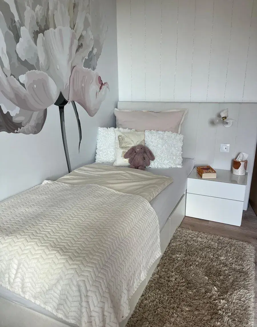 Designová postel s nočním stolkem