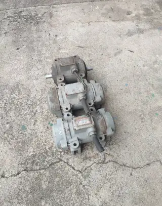 Vibrační elektromotor 370 W.