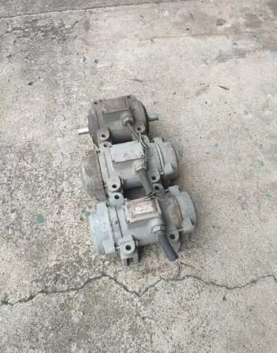 Vibrační elektromotor 370 W.
