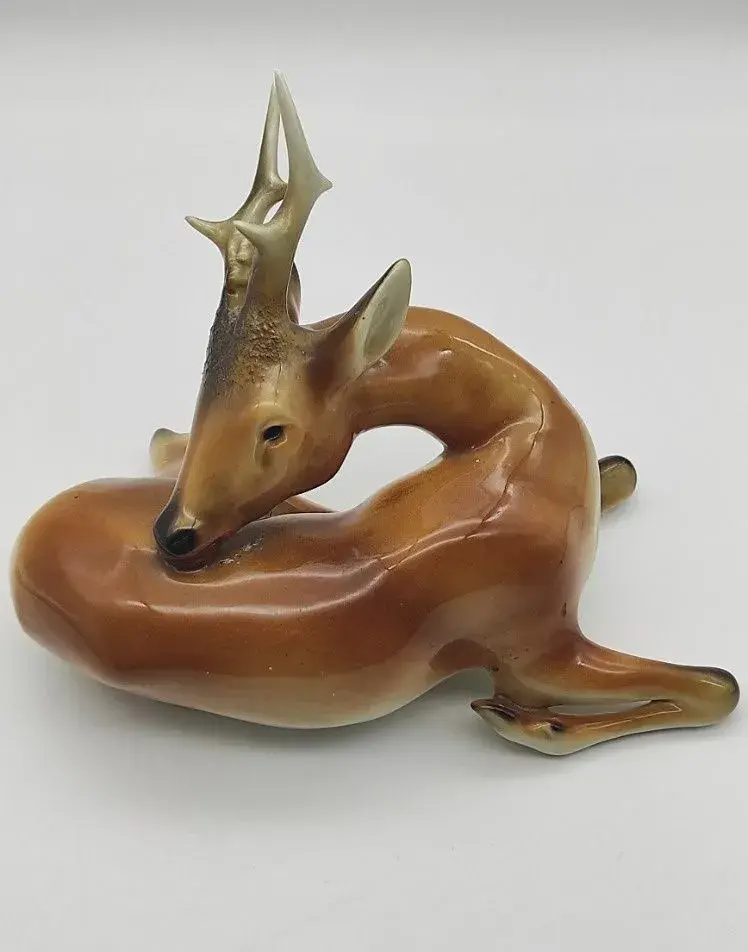 Royal Dux - ležící srnec (porcelán)