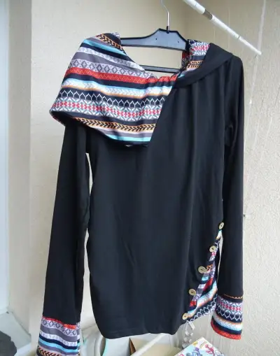 Černé tričko s dlouhým rukávem, kapuce - nové