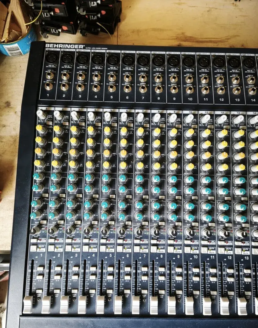 Mixážní pult Behringer Eurodesk MX2442A
