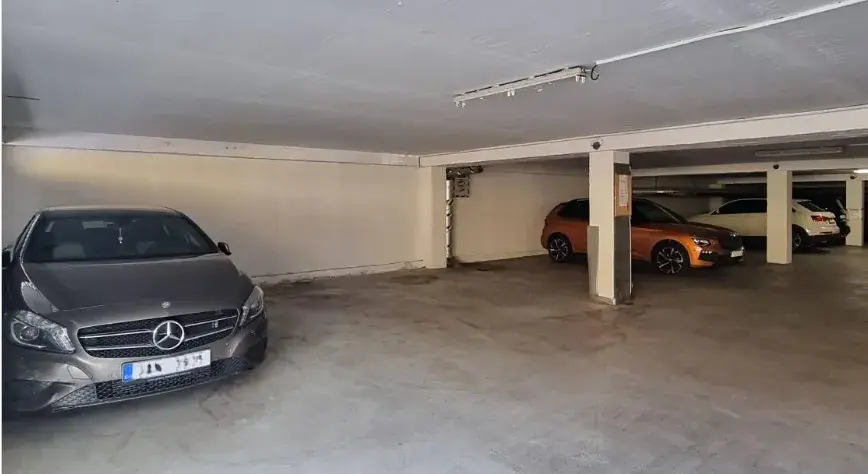 Pronájem krytého parkovacího stání – Pod Altánem, Praha 10
