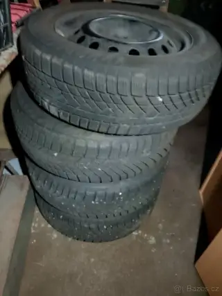obuté zimní pneu originál auto bouralo na letních