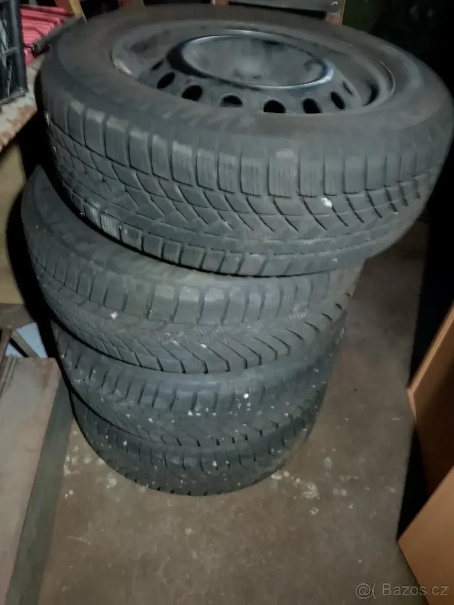 obuté zimní pneu originál auto bouralo na letních
