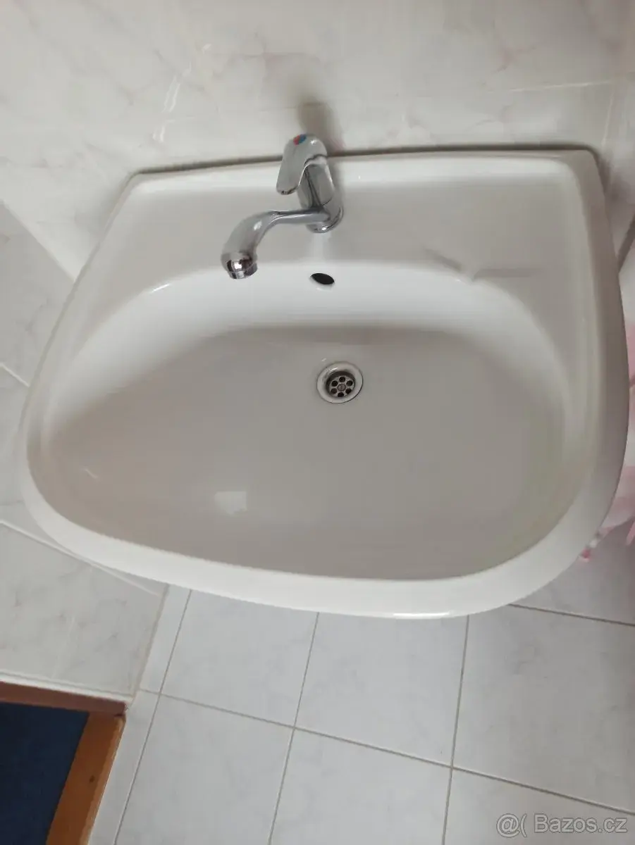 Umyvadlo s baterií