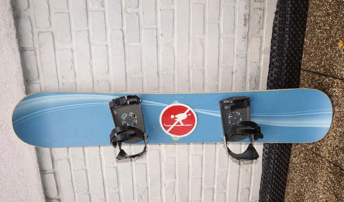 Snowboard 148 cm Action Wave + vázání, skluznice dobrý stav.