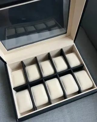 Černý box na hodinky z umělé kůže s 10 přihrádkami