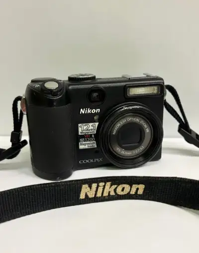 Pokročilý kompaktní fotoaparát Nikon Coolpix P5100