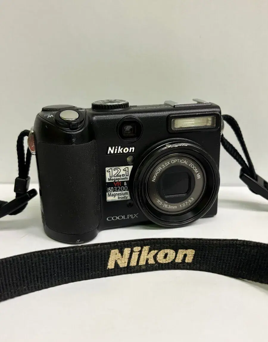 Pokročilý kompaktní fotoaparát Nikon Coolpix P5100