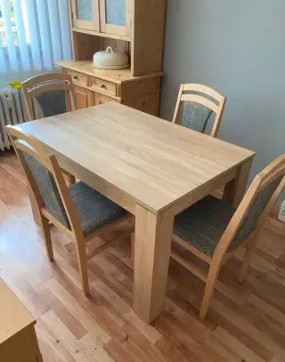 Stůl s židlemy
