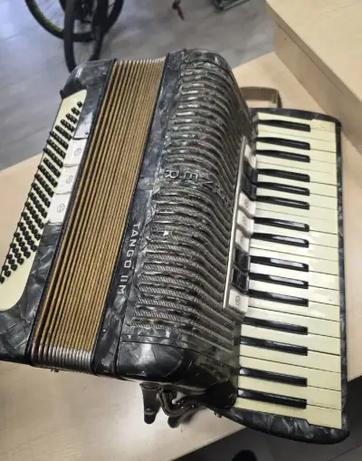 Akordeon, tahací harmonika, Hohner Tango IIM