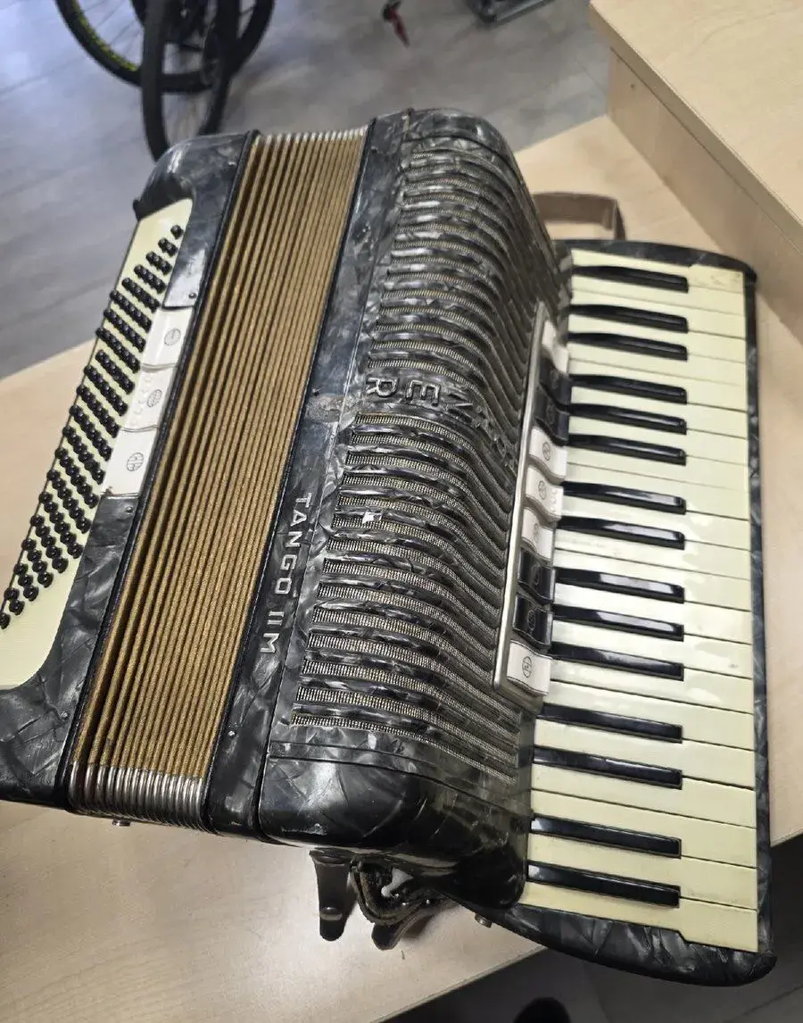 Akordeon, tahací harmonika, Hohner Tango IIM