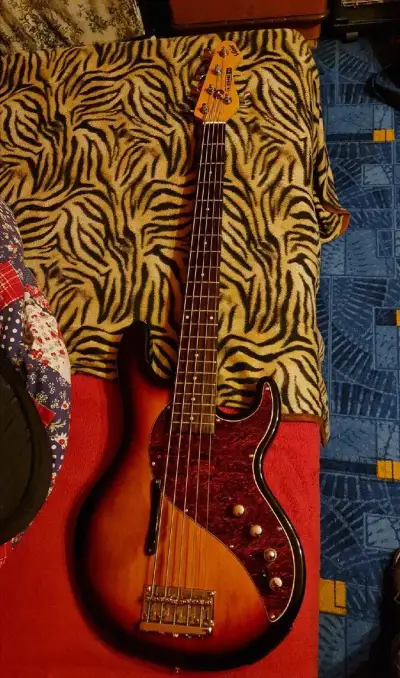 Baskytara Line 6 Variax Bass 705