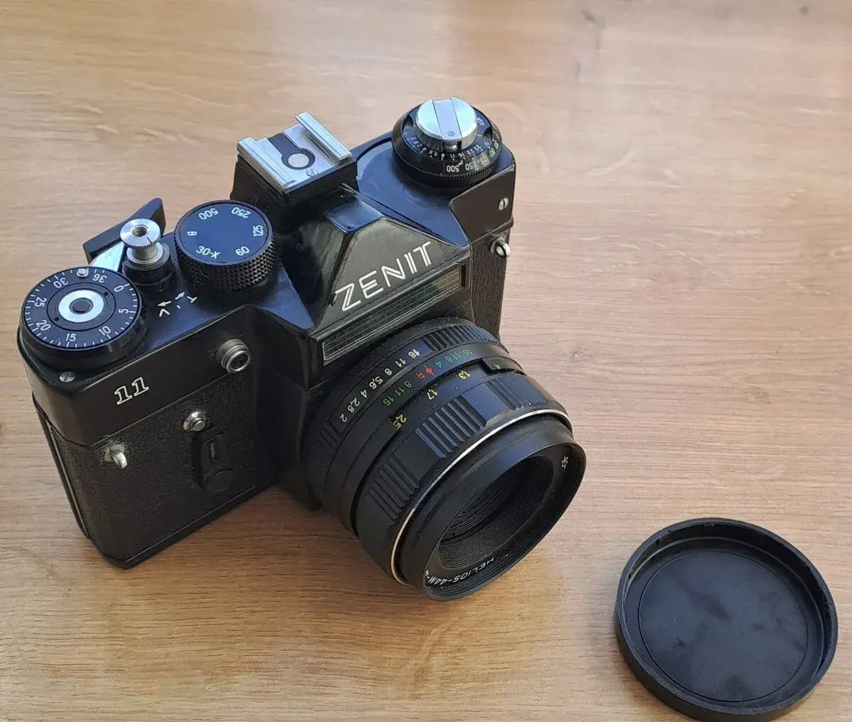 Zenit 11 + Helios 44M-4 58 mm f/2 + kožené pouzdro