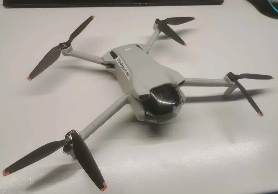 Dron DJI 3 mini, se 3 bateriemi, stav jak nový