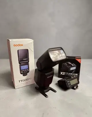 Blesk Godox TT685 II C s dálkovým odpalovačem.