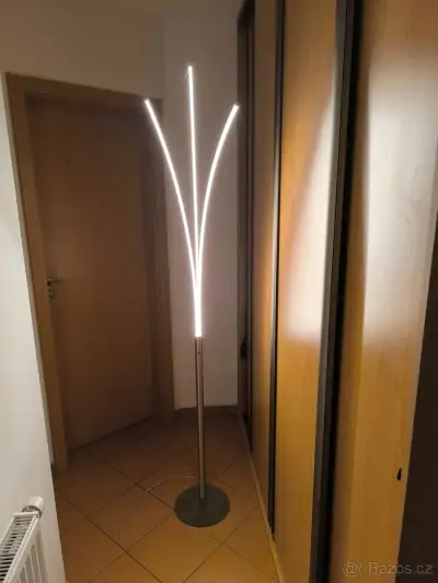 Stojací LED lampa