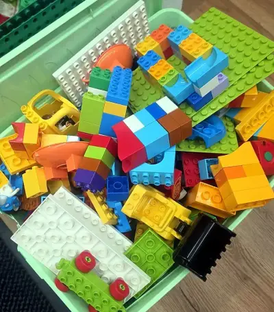 LEGO Duplo, velká krabice (dráha, vláček, nakladač, desky)