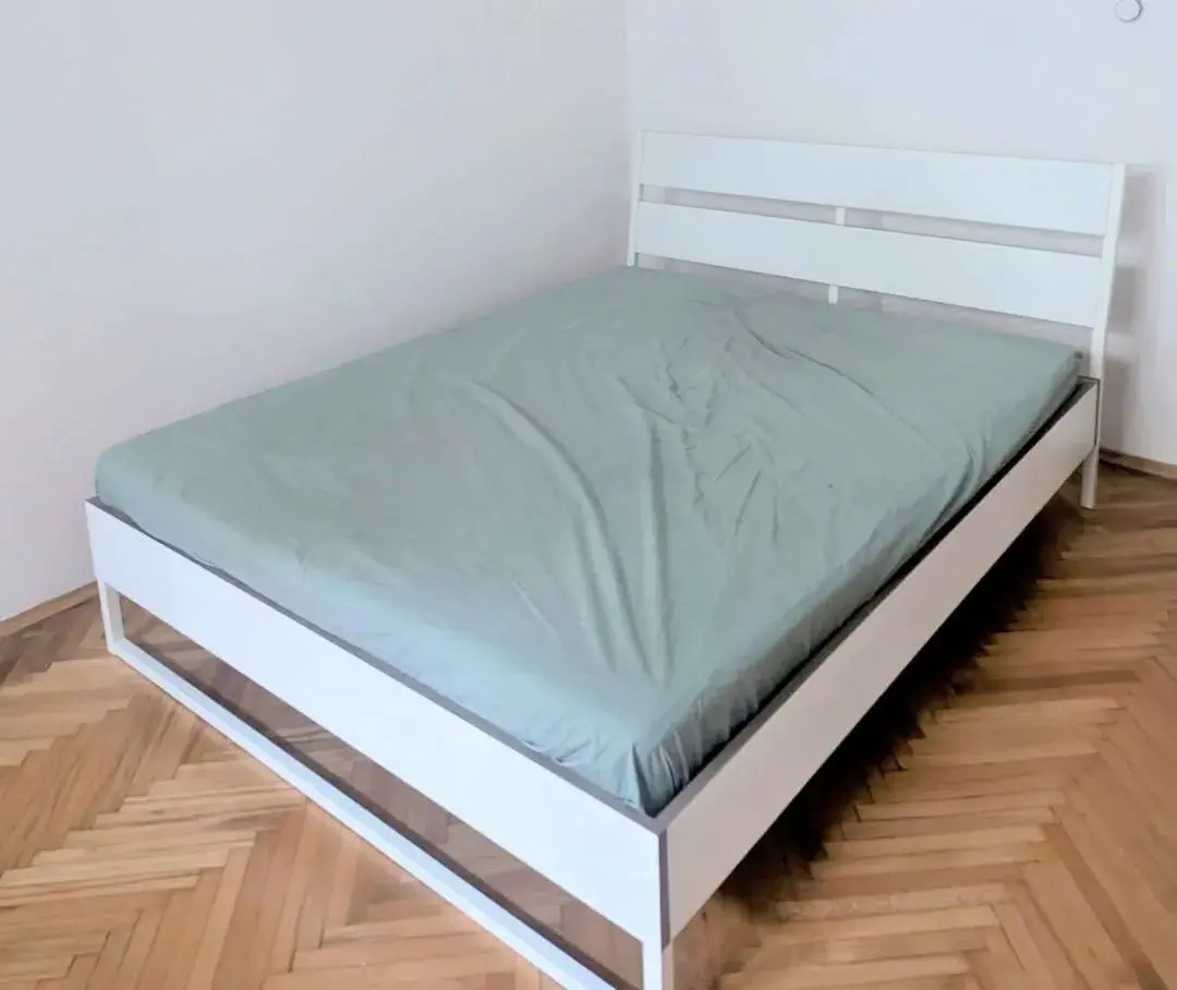 Bílá manželská postel 140×200 cm s roštem – rozložená