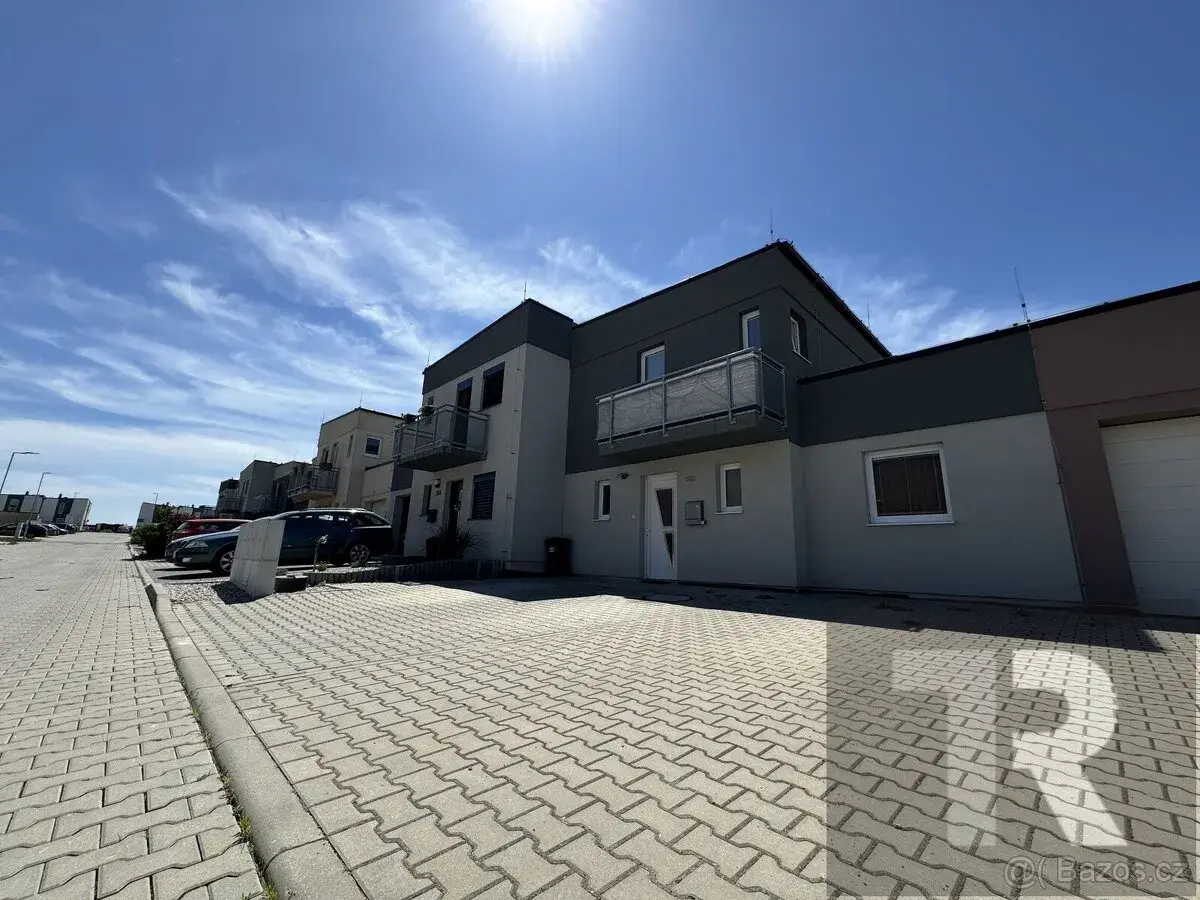 Pronájem bytu 2+kk+B, 49 m2 s venkovním parkovacím stáním v