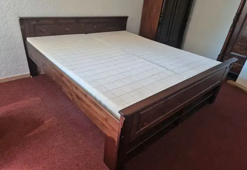 Postel manželská s rošty 200x180cm, matrace zdarma