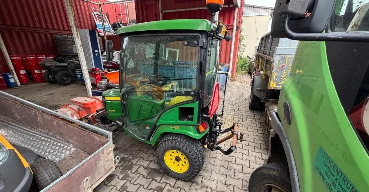 John Deere x949 s vytápěnou kabinou