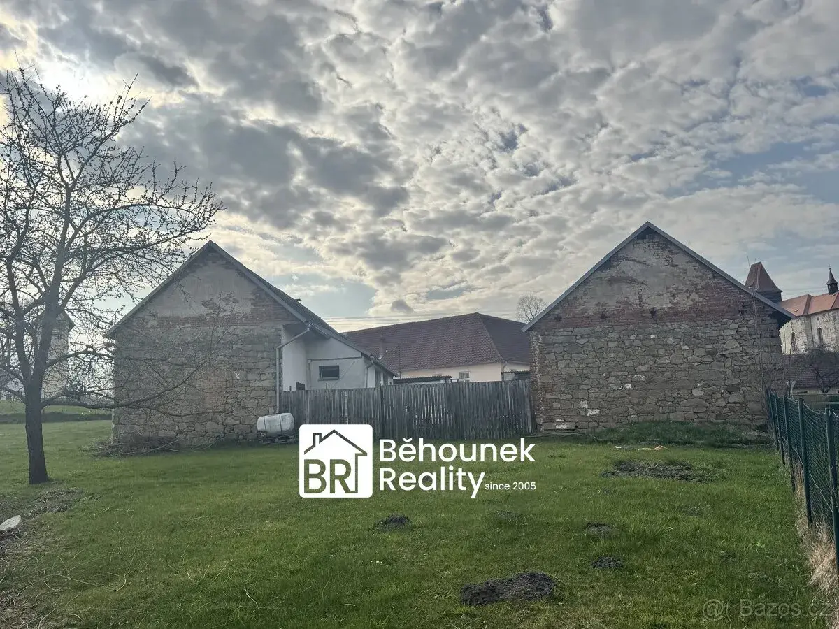Chalupa 3+kk s uzavřeným dvorem, stodolou a zahradou 852 m²,