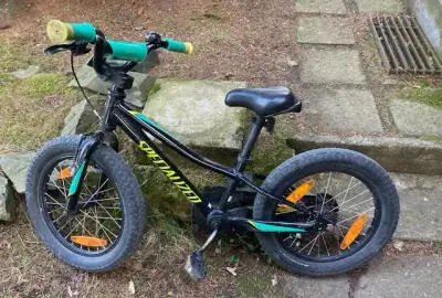 Dětské kolo Specialized Riprock 16" + kolečka a helma