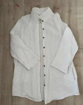 Stylová bílá oversize košile s 3/4 rukávem a kapsami