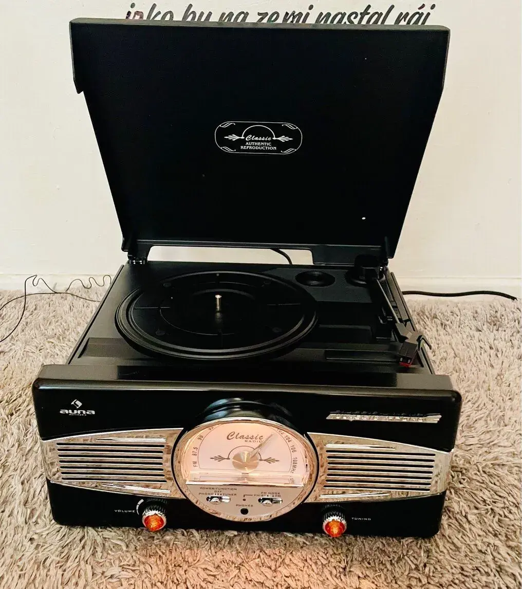 Nový gramofon s FM rádiem Auna . Lze zaslat