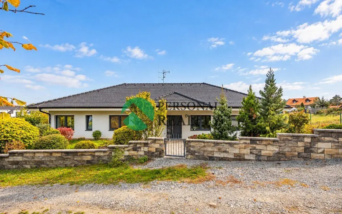 Prodej rodinného bungalovu 7+kk (203 m²) s bazénem, terasou