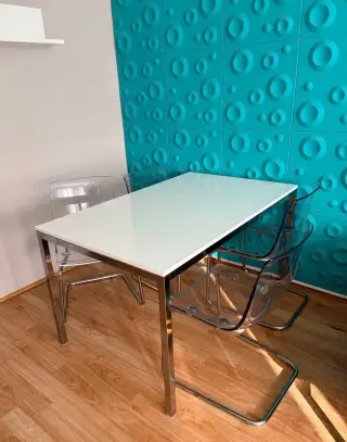 Jídelní stůl s židlemi