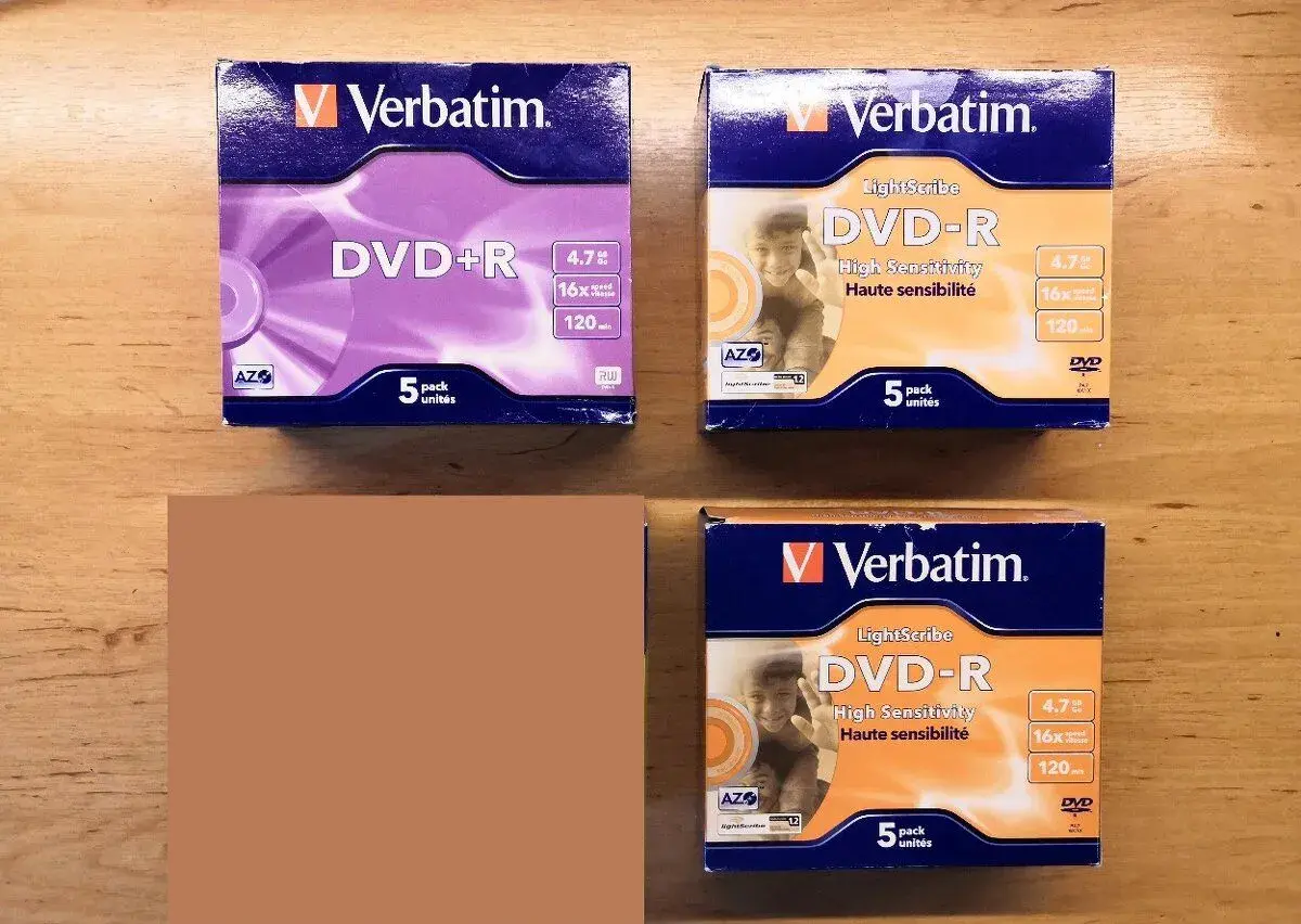 Nová prázdná CD-RW a DVD-R a DVD+R
