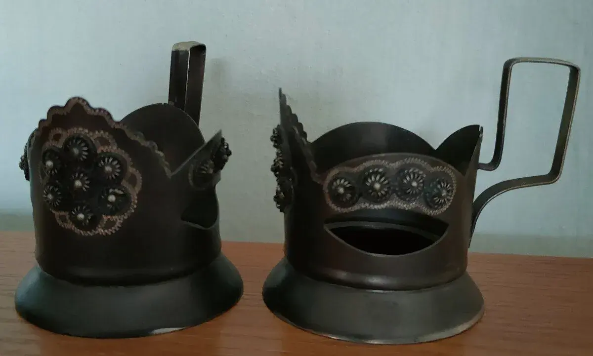Kovové držáky na pohárky - podšálky