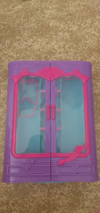 Skríň na oblečky pro panenky typu Barbie