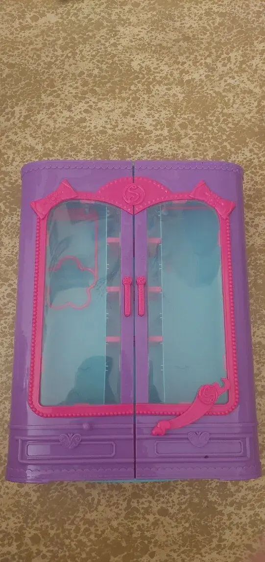 Skríň na oblečky pro panenky typu Barbie