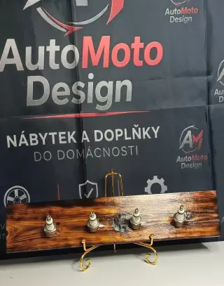 Dřevěný věšák zapalovací svíčky - AutoMotoDesign