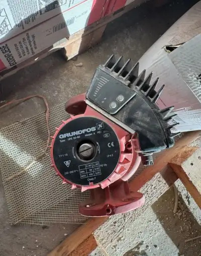 - oběhové čerpadlo GRUNDFOS