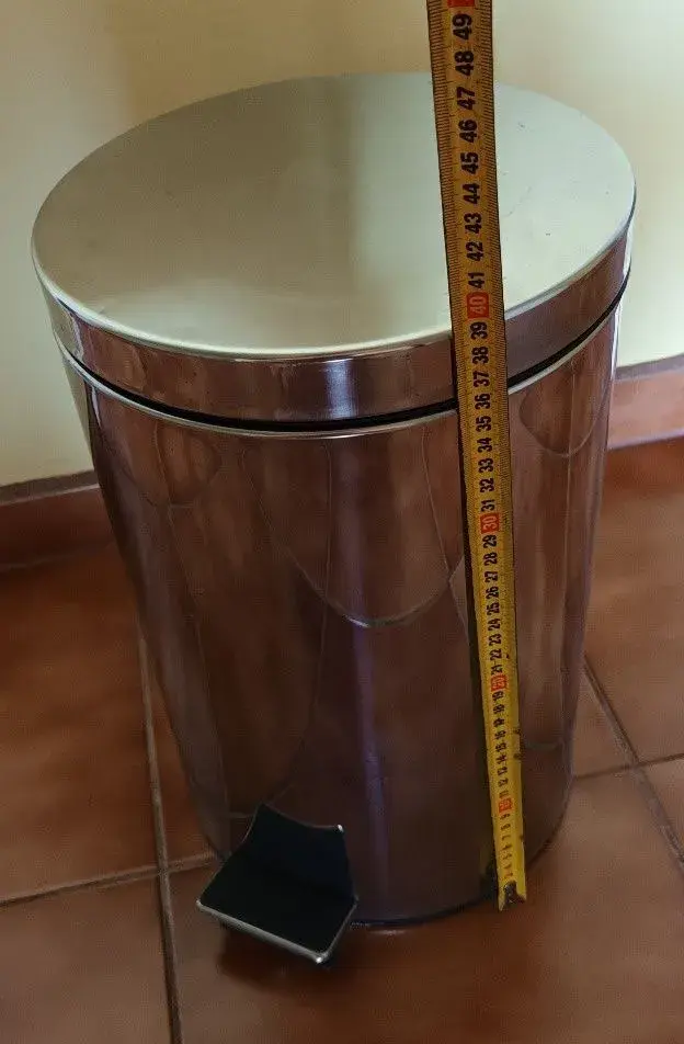 Nerezový koš na odpadky