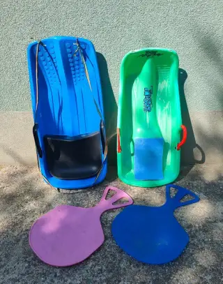 Dětské boby na sníh a plastové kluzáky (lopaty)