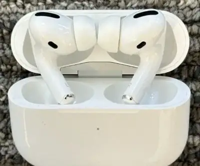 Apple AirPods Pro 1. generace – výborný stav