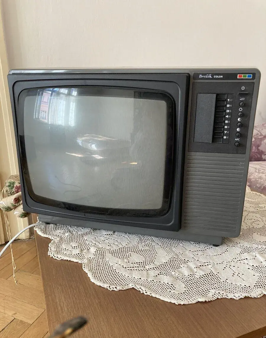 Přenosný barevný televizor Brožík