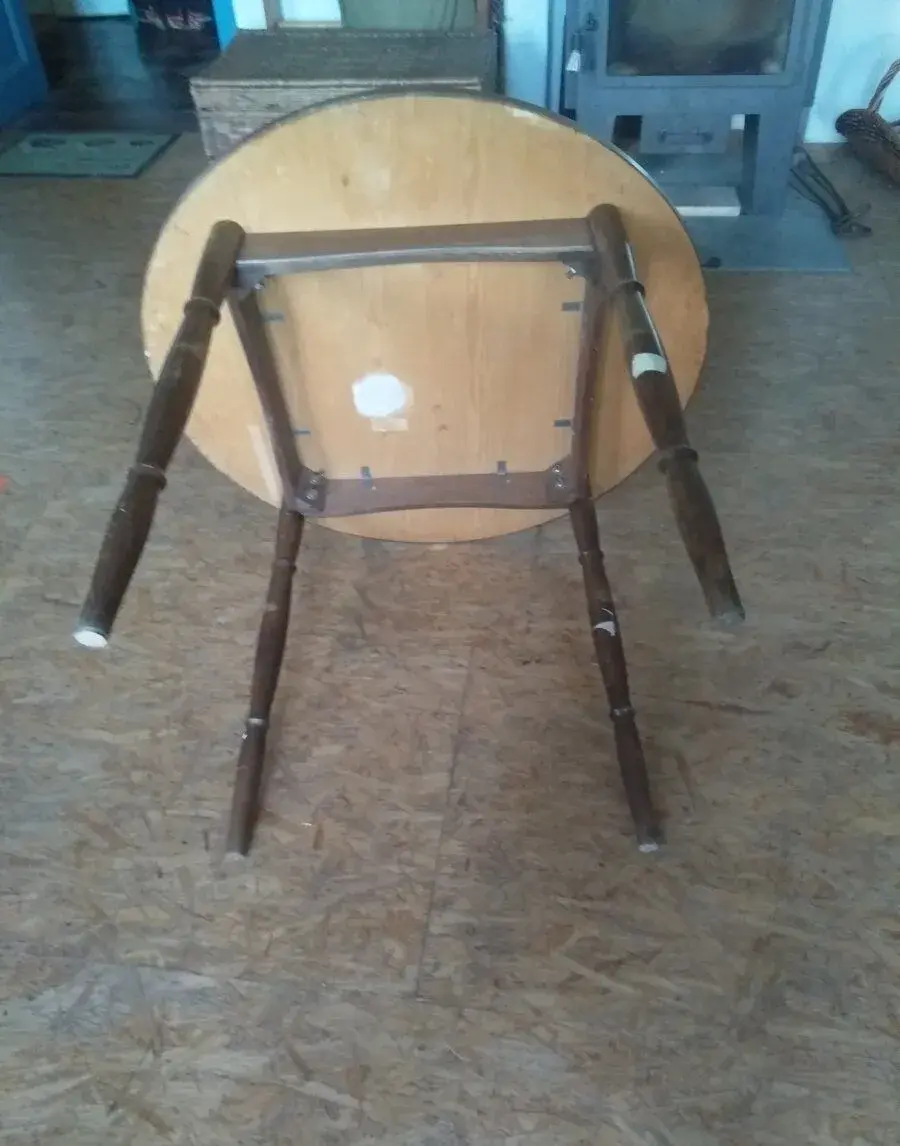 Kulatý stůl.