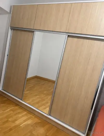 šatní skříň na míru 253×249 cm – zrcadlo, stav