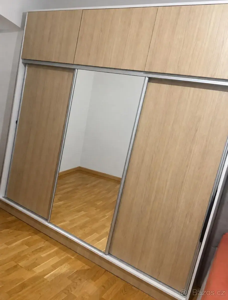 šatní skříň na míru 253×249 cm – zrcadlo, stav