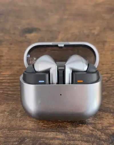 Samsung Galaxy Buds 3 Pro - Stříbrné (Top stav, jako nové)